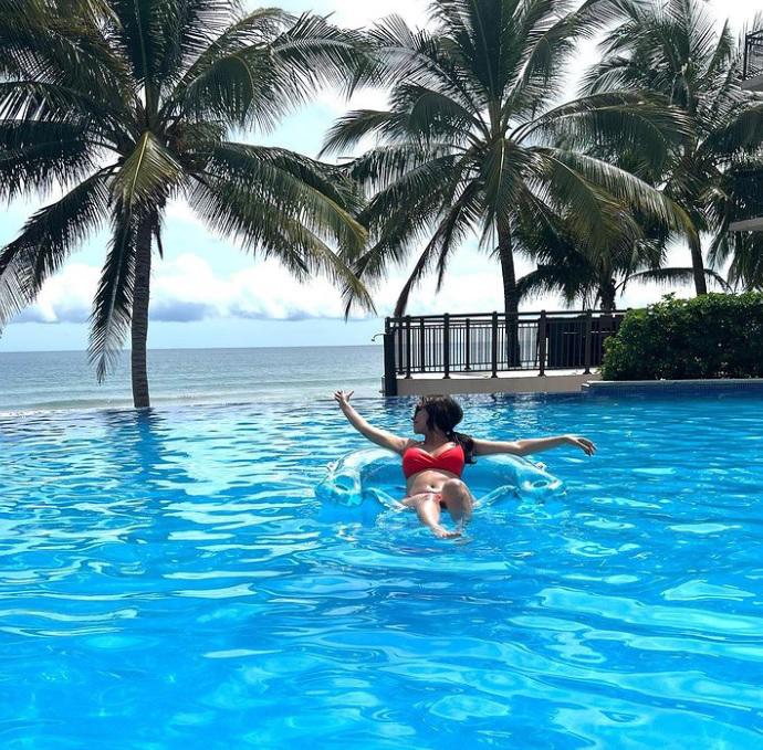 Ana Jurka, periodista deportiva hondureña, deslumbra en sus vacaciones en las playas de Tela