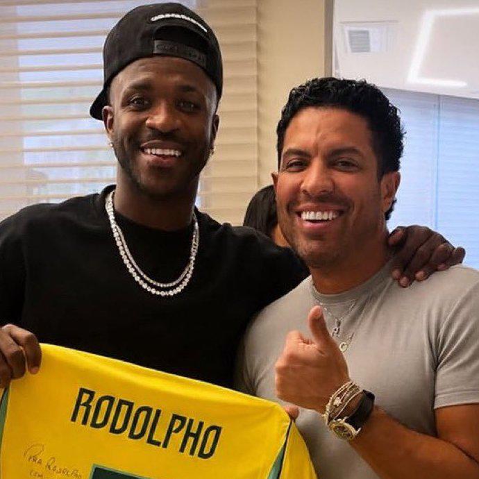Vinicius pasa por el quirófano y sorprende a todos con su nuevo rostro tras el Mundial