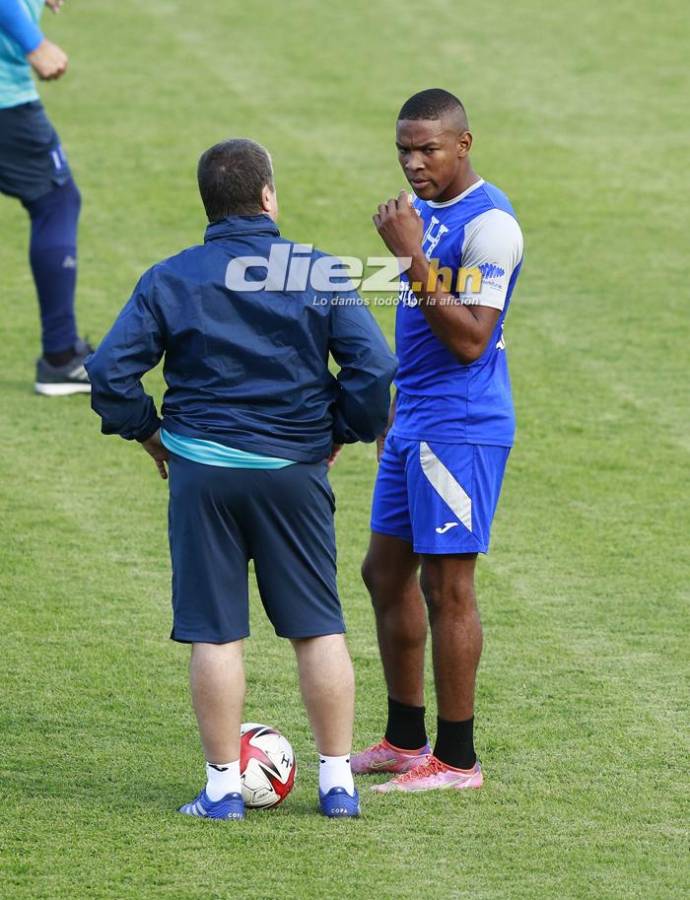 ¡La charla del Bolillo y buen ambiente! Las imágenes del primer entreno de Honduras de cara al amistoso con Colombia