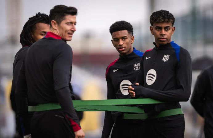 Un crack del Barcelona reveló las estrictas condiciones de Hansi Flick: “Con Xavi eran multas, pero con él...”