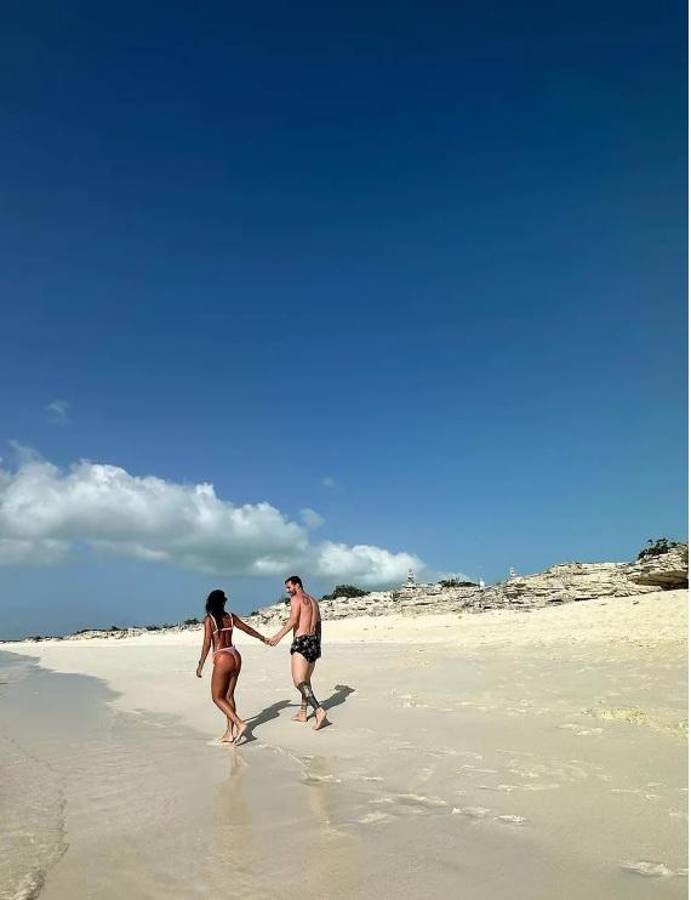 Qué tiene Messi en las rodillas y Antonela deslumbra: Así son las vacaciones de Leo antes de unirse al Inter de Miami