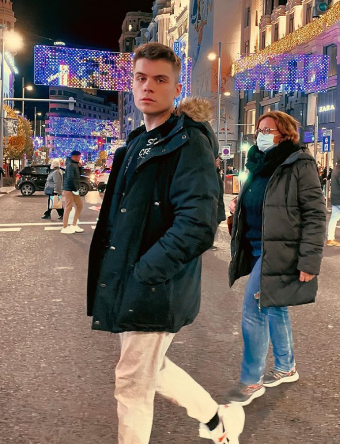 El salario y un exigente horario de trabajo: Pedrerol despide a uno de sus colaboradores más graciosos de ‘El Chiringuito’