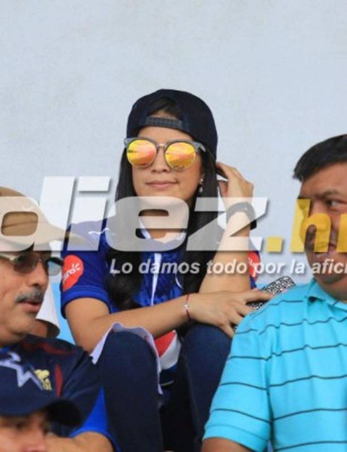 Las hermosas chicas que adornan el estadio Nacional para juego de Ronaldinho