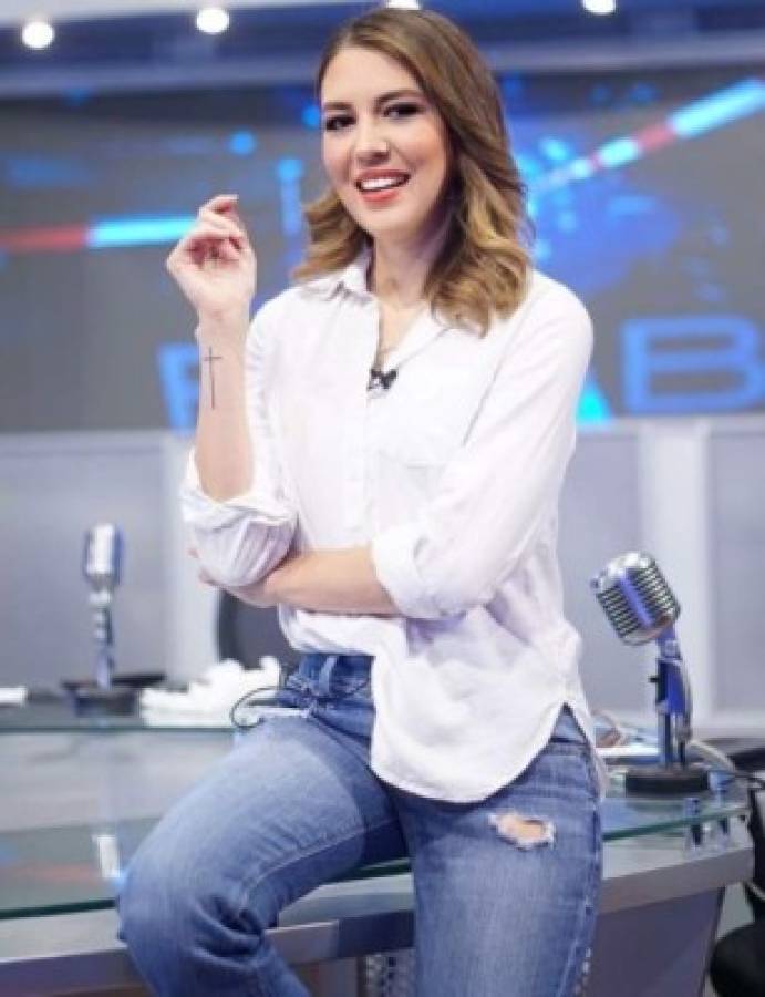 La bella periodista deportiva hondureña que anima a la H, pero que también es hincha de El Salvador