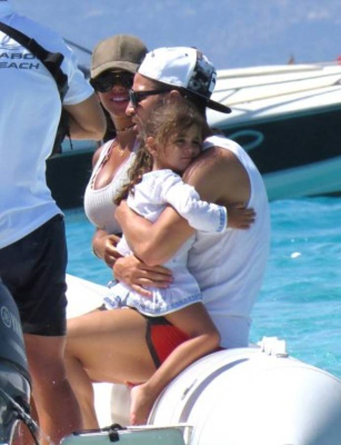 Las vacaciones de Fábregas y su infartante mujer en Ibiza