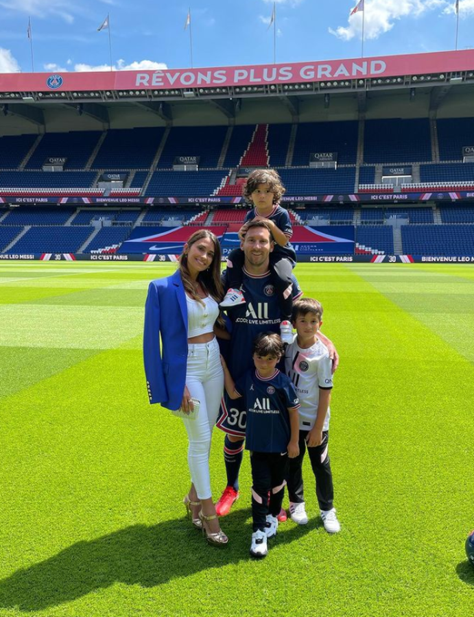 El ‘‘modesto’’ regalo que Messi le dio a su esposa en París: ¿cuánto cuesta el auto eléctrico que maneja Antonela Roccuzzo?