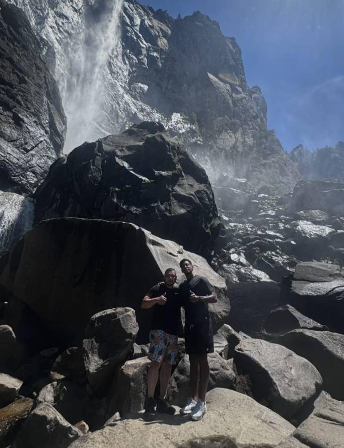 Choco Lozano se divierte con su bella pareja: Así son las vacaciones del hondureño previo a definir su futuro