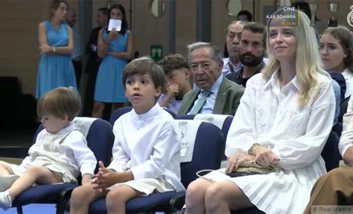 ¿Por qué eligió el dorsal “14” y no el “9”? La respuesta de Joselu en su llegada al Real Madrid y su mujer se partió en lágrimas