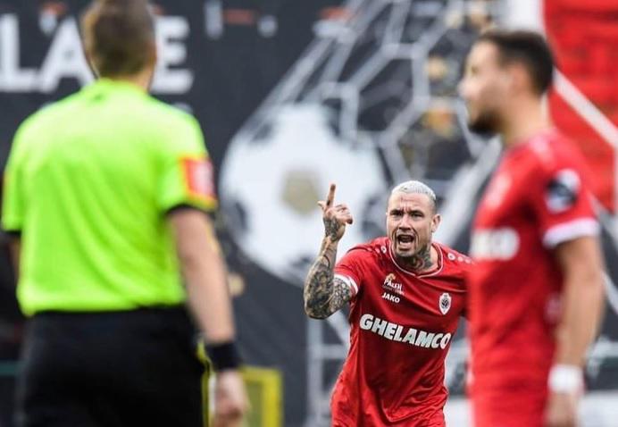 Radja Nainggolan revela su polémico estilo de vida y el de otros futbolistas: “Yo fumo”