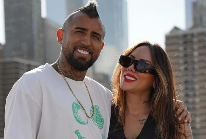 La exuberante novia de Arturo Vidal se convirtió en abuela y enciende las redes: “Donde sea, pero siempre contigo”