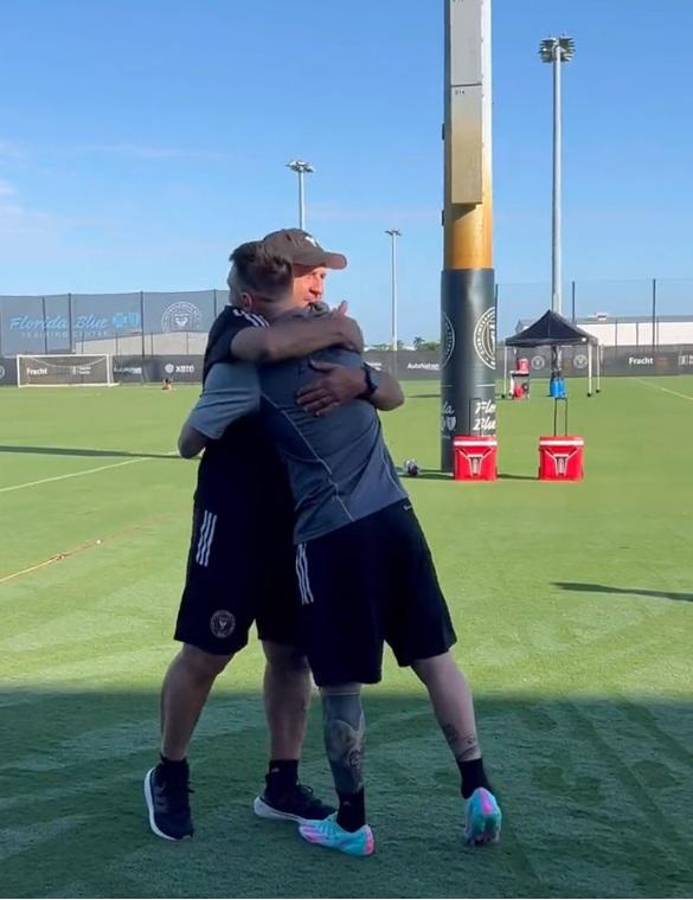¿Qué pasó con David Ruiz? Así recibieron a Messi en el Inter de Miami tras ganar el Balón de Oro: pasillo y abrazos