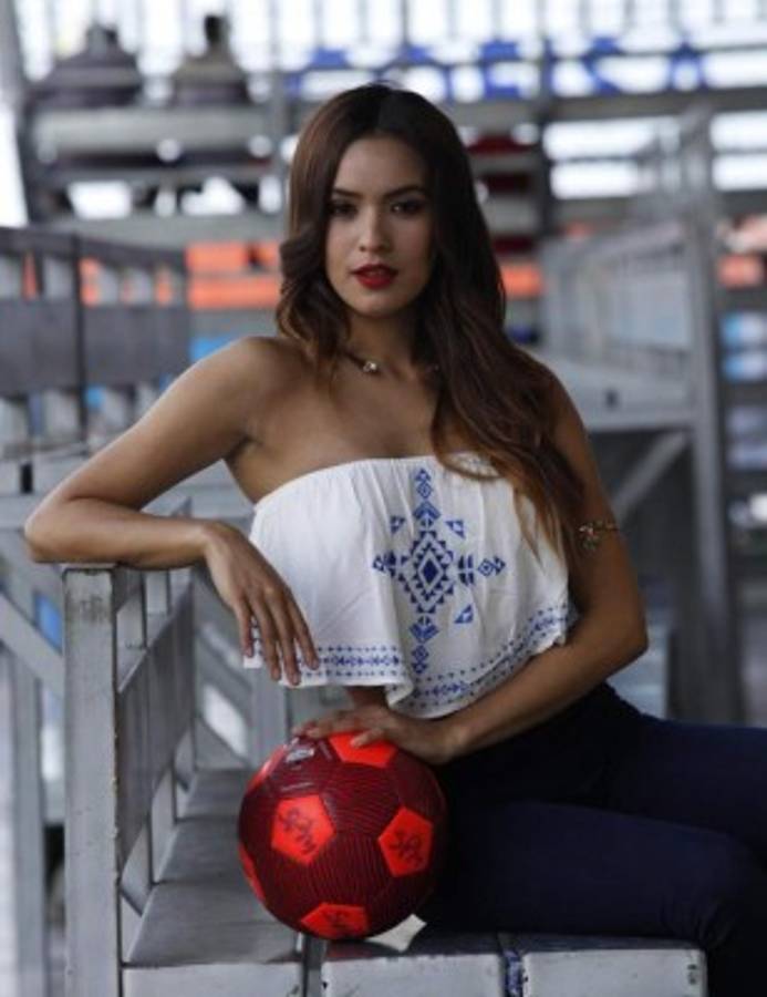 FOTOS: Ella es Sinea David, la chica de las noticias mas 'hot'