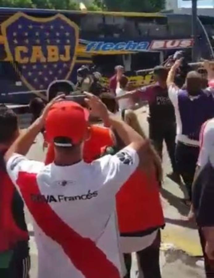 EN FOTOS: Así atacaron a los jugadores de Boca Juniors en el estadio Monumental