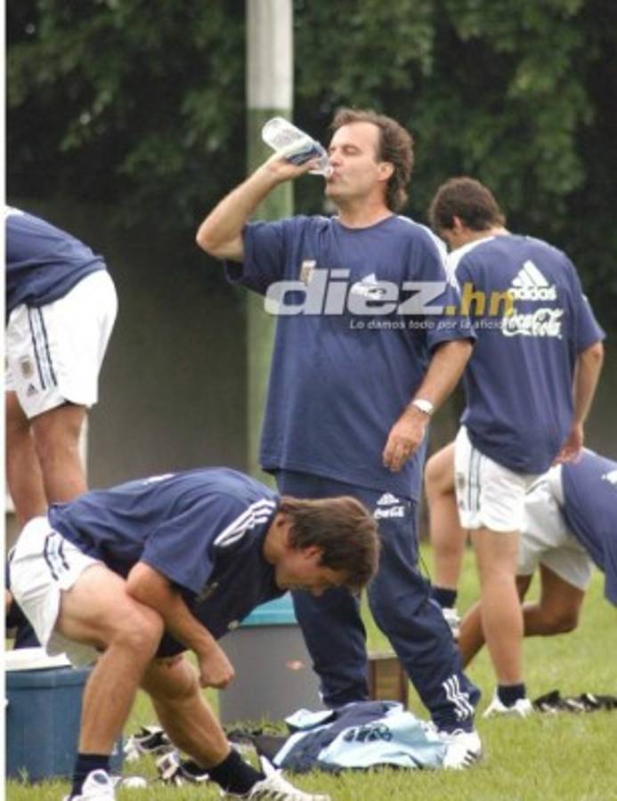Las fotos que seguramente no habías visto de la visita de Marcelo Bielsa a Honduras en 2003