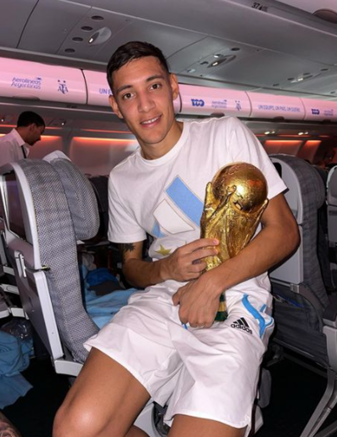 Lo que se vive dentro del avión: así viajan los jugadores de Argentina de vuelta a su país con la Copa del Mundo tras vencer a Francia