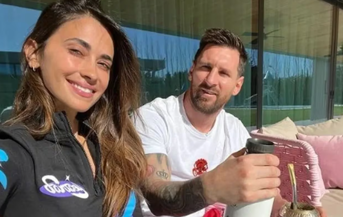 Dos niños llegaron a la casa de Messi y se llevaron la sorpresa de sus vidas: “Cuando veo que aparece la pierna toda tatuada...”