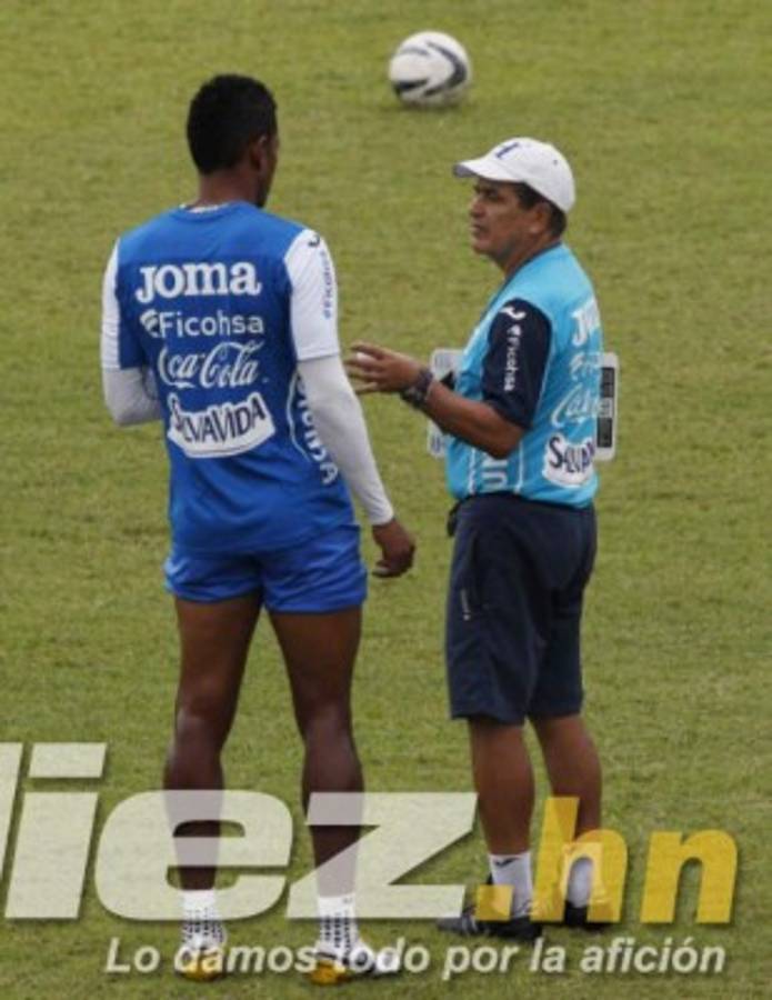 Pinto pide concentración, entrega y disciplina tras primer entreno con toda su artillería