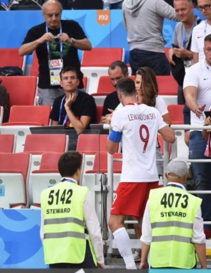 Momento romántico del Mundial: Lewandowski buscó a su novia y fue consolado tras la derrota