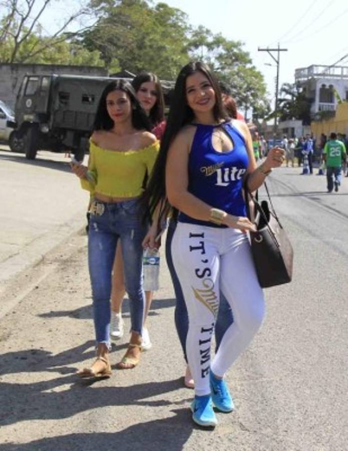 Las chicas más bellas que se han visto en el Yankel, sede de la final Marathón-Motagua