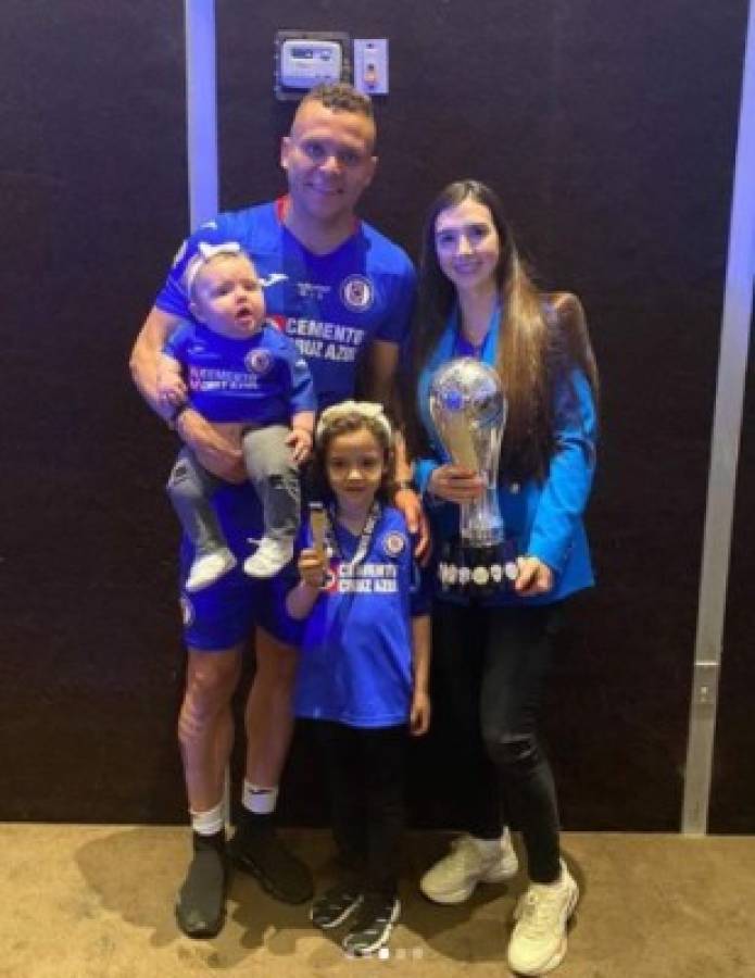 Beso a la Copa y para ellas: las chicas que enamoraron en la celebración de Cruz Azul y un invitado inesperado