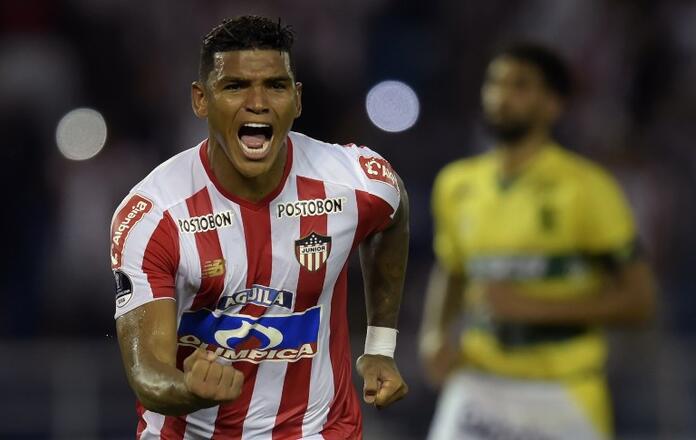 Le filtraron una foto íntima con su esposa y aclara la situación: “Hemos recibido intentos de extorsión”