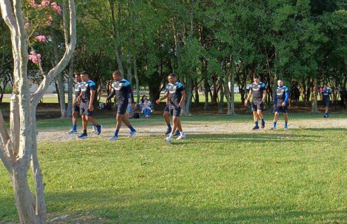 ¡Incómodo momento! Selección de Honduras suspende entrenamiento en Baton Rouge por mal estado de la cancha