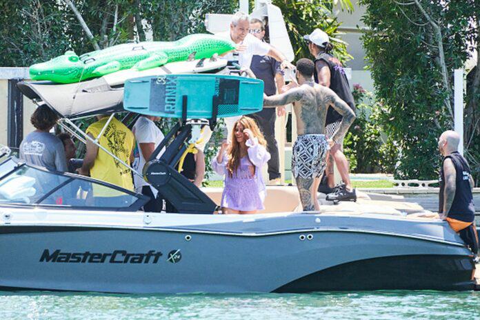 Bomba en Miami: Captan de nuevo a Shakira con el piloto Lewis Hamilton en un yate, ¿y Tom Cruise?