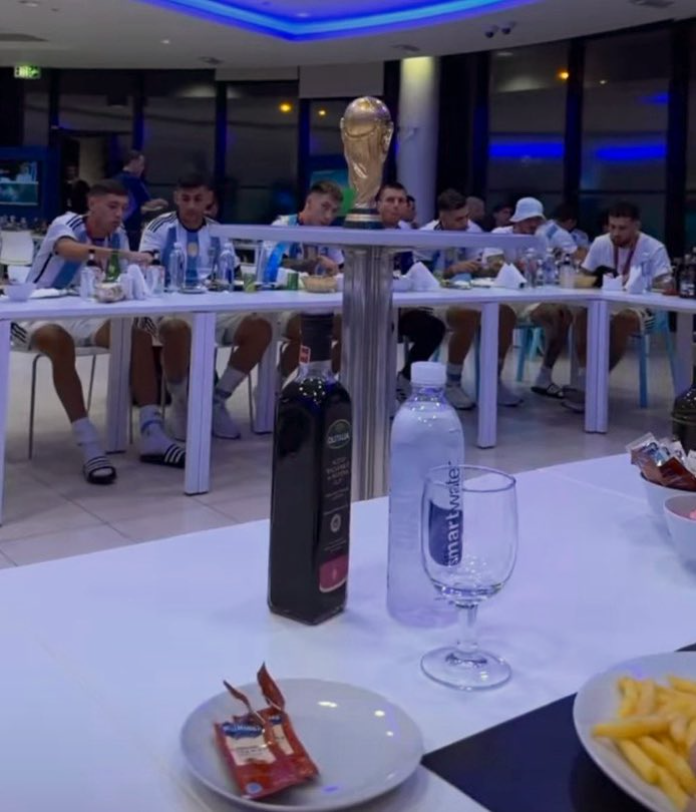 Los campeones del mundo terminaron cenando papas fritas con milanesa hechas por Antonia.