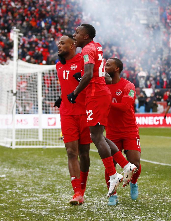 El eufórico festejo de Canadá tras clasificar a un Mundial 36 años después: Lágrimas de Alphonso Davies y locura de la afición