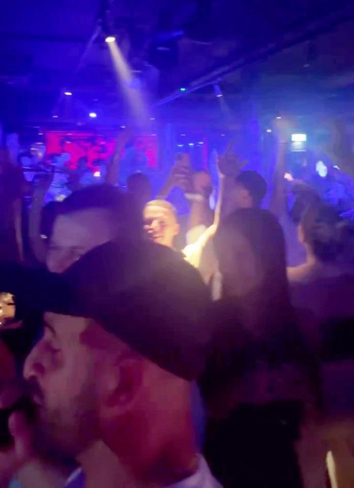 La loca fiesta del City: Haaland en pijama con su novia, Julián pone ebrio a Grealish y la hija de Pep se roba las miradas