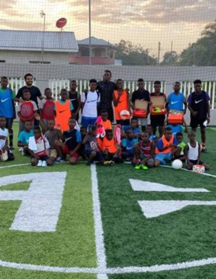 Alberth Elis sorprende a niños de Tela y les regala implementos deportivos