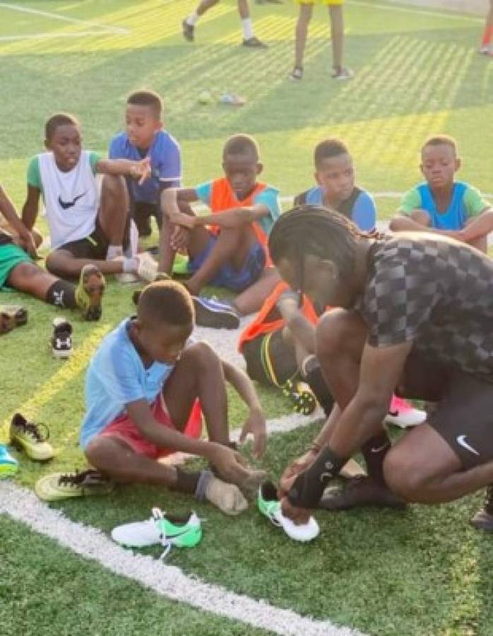 Alberth Elis sorprende a niños de Tela y les regala implementos deportivos