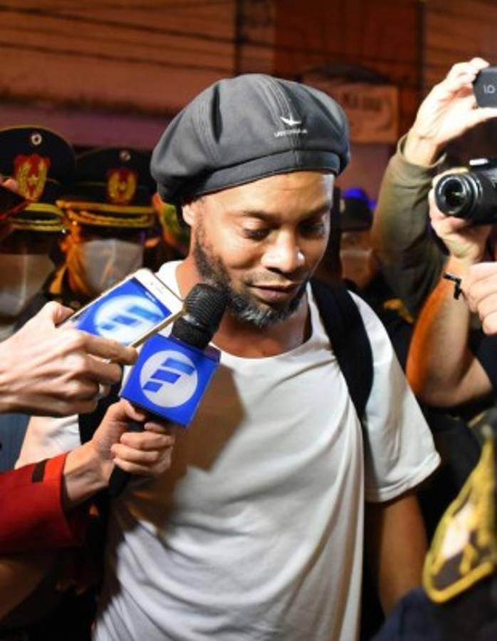FOTOS: Así salió Ronaldinho de la cárcel para cumplir arresto domiciliario en lujoso hotel