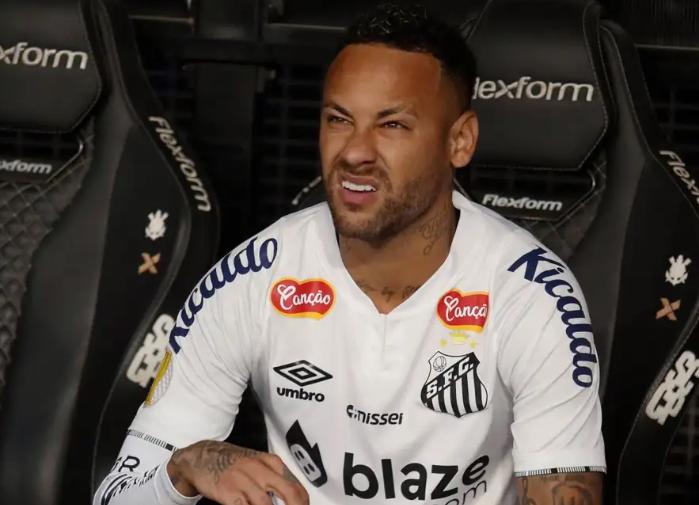 Sin jugar, pero fue al carnaval: Neymar es fusilado tras eliminación del Santos y revela el motivo de su ausencia