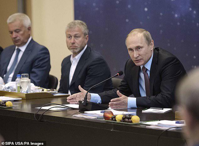 Los vínculos de Abramovich con Putin que lo apartan del Chelsea: lo que hizo por el presidente ruso y su fortuna al descubierto