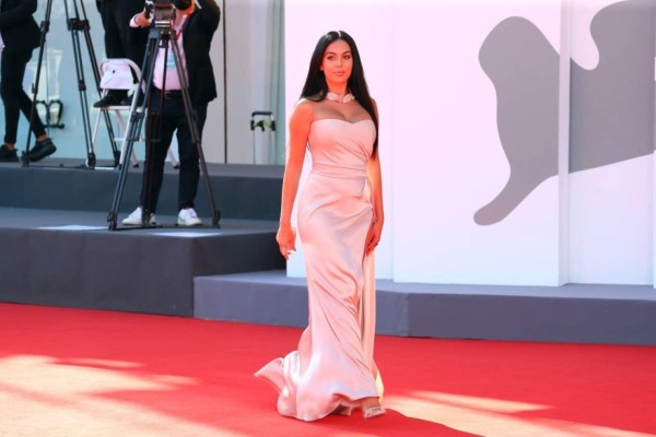 Georgina Rodríguez, invitada de lujo en el festival de cine de Venecia y deslumbra con dos 'looks'