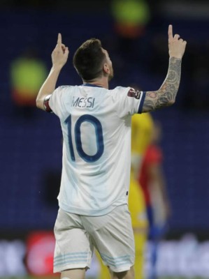 Lo que no se vio: Messi se fue con el árbitro a revisar el VAR en su gol anulado; terminó cabizbajo