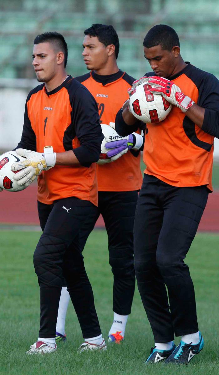 Panchi Reyes junto a Marlon Licona y José Mendoza, todos en sus inicios como porteros del fútbol hondureño.
