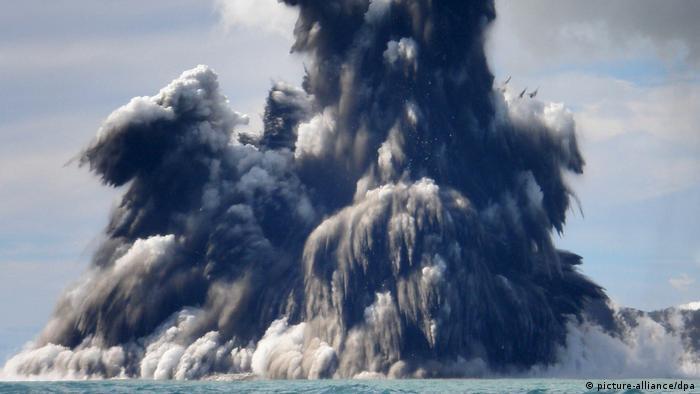 Las impactantes imágenes en Tonga tras la erupción de un volcán submarino  que provoca alertas de Tsunami