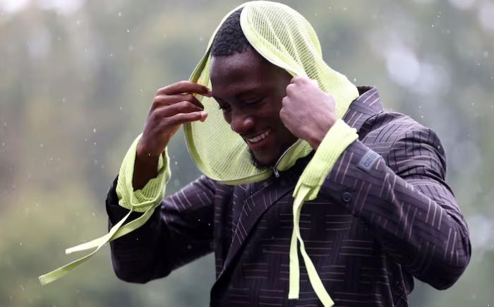 Misterio en Francia: el jugador que llegó encapuchado a la concentración y así se presentó Koundé