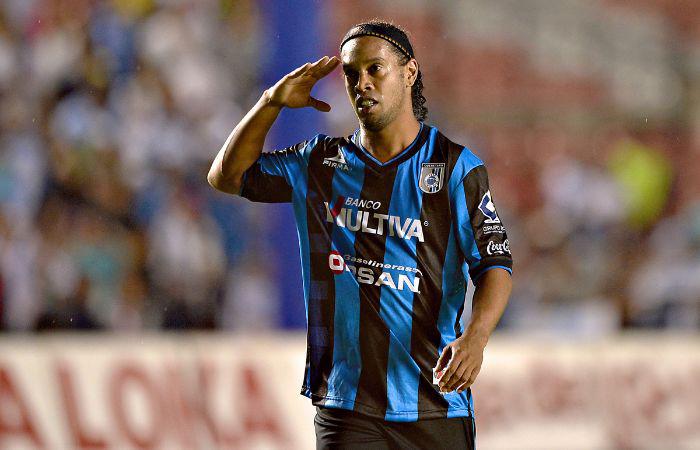 Así fue el regreso de Ronaldinho a México para la reapertura del estadio del Querétaro: solo aguantó medio tiempo
