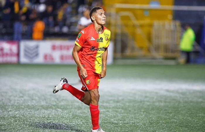 Un panameño fichó por un campeón de Champions: ¡Futbolistas centroamericanos que ficharon en el fútbol de Europa en este mercado!