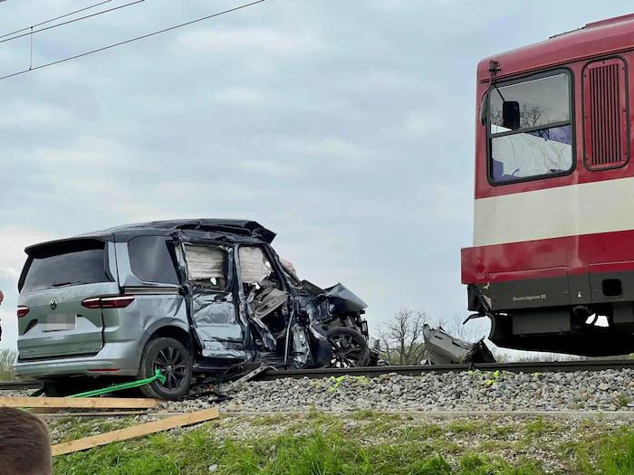 ¡Así quedó el auto! La sensible muerte de futbolista que chocó contra un tren: jugó en Juventus y Buffon le deja duro mensaje