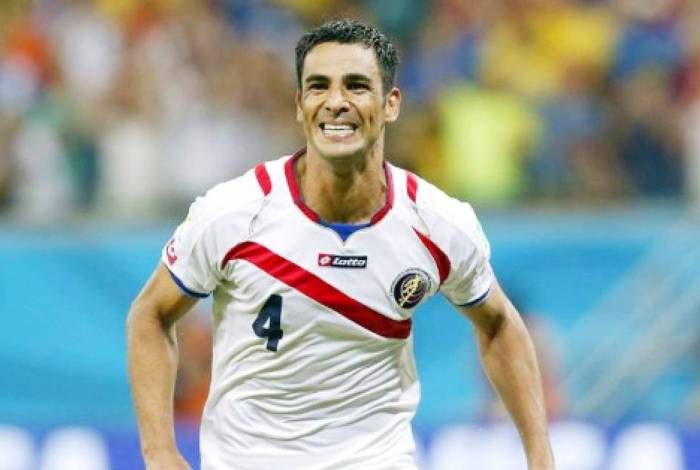 Michael Umaña sale a celebrar el penal que convirtió con el que Costa Rica clasificó a cuartos de final del Mundial de Brasil 2016.