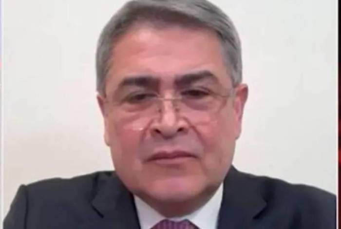 Juan Orlando Hernández al momento de la entrevista con el medio OANN. Foto captura de imagen.