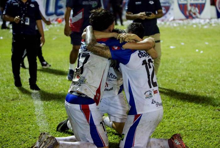 ¡Despertó un grande! Extécnico de Liga Nacional mete a la final a uno de los clubes históricos en El Salvador 13 años después