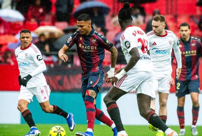 Kervin Arriaga tuvo acción desde el minuto 64 en la valiosa victoria ante el Sevilla y fue clave en el segundo gol. Foto captura de video.