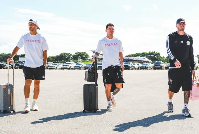 Luis Suárez, Lionel Messi y Rodrigo de Paul previo a subirse al avión que los llevó a Perú. Foto Inter Miami.