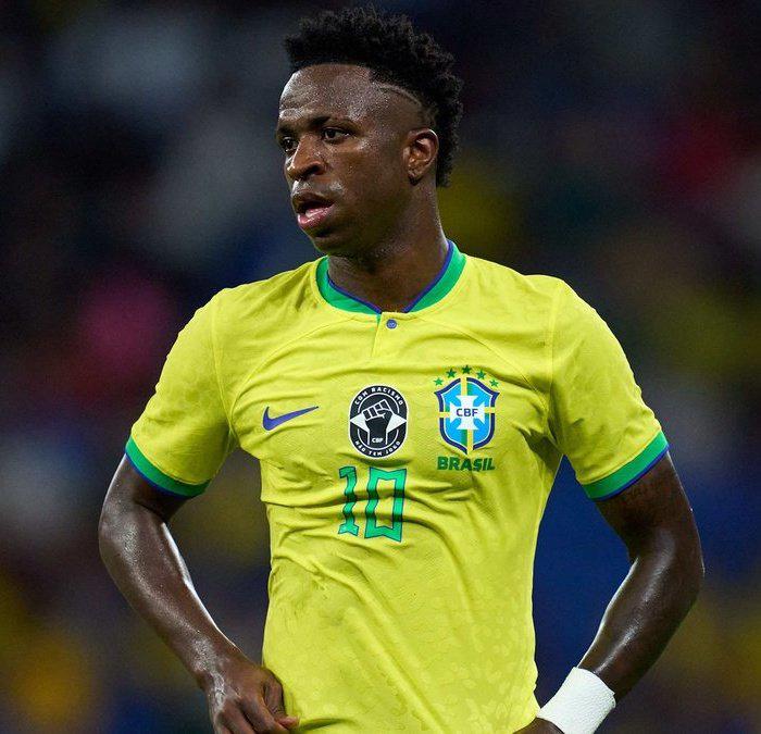 “Sufre lo mismo que Neymar”: Vinicius tuvo otro partido horrible con Brasil, terminó silbado y la respuesta de Dorival