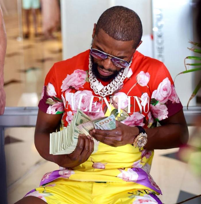 Afirman que Floyd Mayweather ha despilfarrado ya toda su fortuna: “Está en bancarrota y se gastó el dinero en chicas”